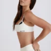 Mjuk Active-sport-BH med vridet ryggparti i lager-på-lager-stil i elfenben