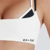 Mjuk Active-sport-BH med vridet ryggparti i lager-på-lager-stil i elfenben