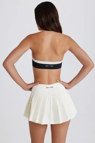 Mjuk, aktiv tennis-skort med plissering och låg midja i färgen Ivory