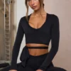 Mjuk jersey-crop-top med omlott i svart