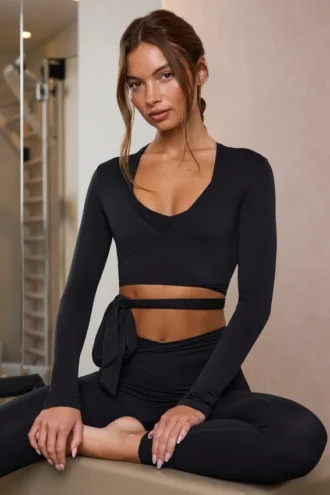 Mjuk jersey-crop-top med omlott i svart