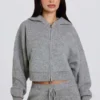 Mjuk, kort hoodie i grått med dragkedja