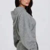 Mjuk, kort hoodie i grått med dragkedja
