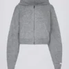 Mjuk, kort hoodie i grått med dragkedja