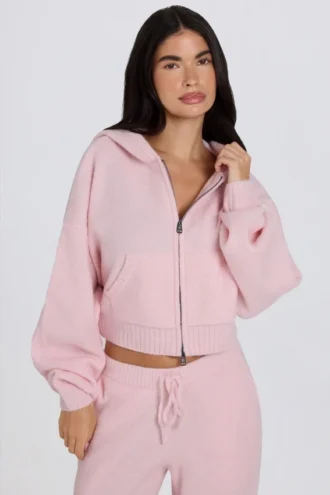 Mjuk, kort hoodie i stickat med dragkedja i ljusrosa