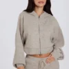 Mjuk stickad kort hoodie med dragkedja i beige