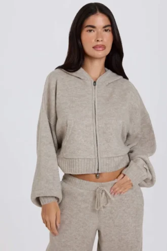 Mjuk stickad kort hoodie med dragkedja i beige