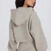 Mjuk stickad kort hoodie med dragkedja i beige