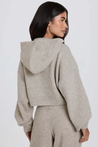 Mjuk stickad kort hoodie med dragkedja i beige
