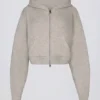 Mjuk stickad kort hoodie med dragkedja i beige
