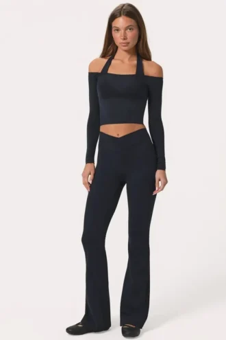 Mjuka Active-leggings med V-formad midja och utsvängda ben i svart