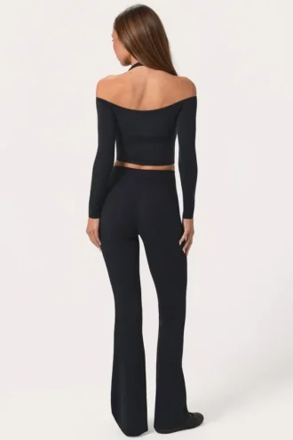 Mjuka Active-leggings med V-formad midja och utsvängda ben i svart