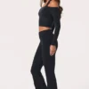 Mjuka Active-leggings med V-formad midja och utsvängda ben i svart