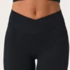 Mjuka Active-leggings med V-formad midja och utsvängda ben i svart