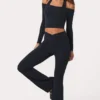 Mjuka Active-leggings med V-formad midja och utsvängda ben i svart