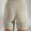 Mjuka biker-shorts i bomull i färgen Limestone