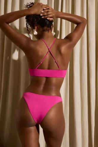 Mykonos bikinitopp med nyckelhålsdetalj i fuchsia