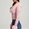 Noemy genomskinlig spetskofta med fuskpälskant i rosa