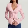 Noemy genomskinlig spetskofta med fuskpälskant i rosa