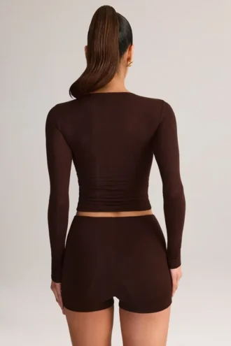 Noor Modal högmidjade bodycon-shorts i chokladbrunt