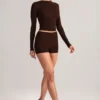Noor Modal högmidjade bodycon-shorts i chokladbrunt