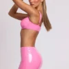 Nyx vinylmikromini med slits på låret i rosa