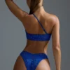 Oh Polly Badkläder: HOTFIX Edition Bandeau-bikinitopp med en axel och dekorationer i kungsblått