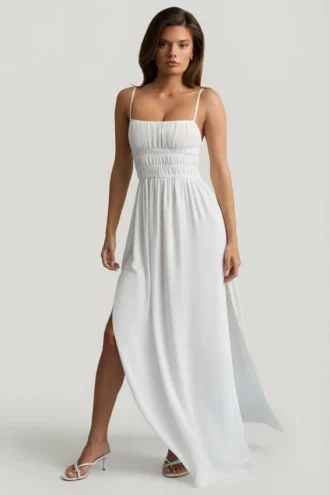 Olyssia Shirred Camisole Maxi Klänning i vitt