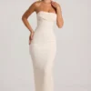 Palermo utsmyckad bandeau-maxiklänning med cowl neck i vitt
