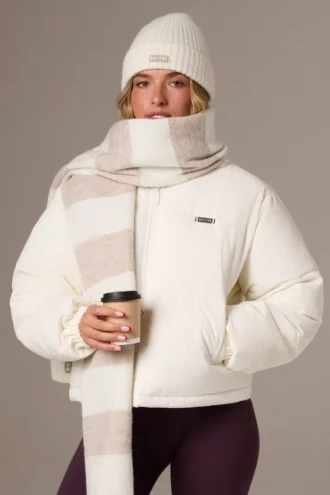 Quiltad puffjacka i corduroy i färgen Ivory