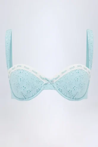 Ravello bikinitopp med bygel och balconette-modell i broderie anglaise i puderblått