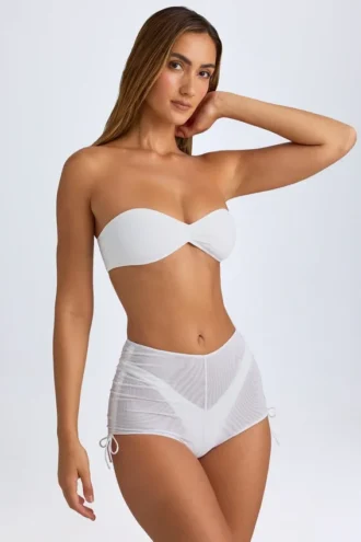 Rocas genomskinliga, rynkade minishorts i vitt