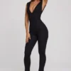 Romana jumpsuit med djup urringning och rynkad midja i svart