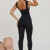Romana jumpsuit med djup urringning och rynkad midja i svart
