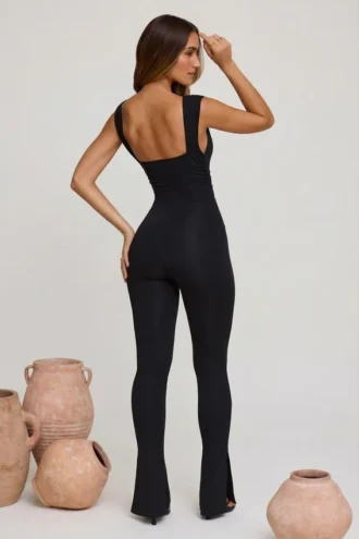 Romana jumpsuit med djup urringning och rynkad midja i svart