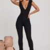 Romana jumpsuit med djup urringning och rynkad midja i svart