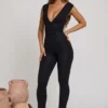 Romana jumpsuit med djup urringning och rynkad midja i svart