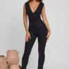 Romana jumpsuit med djup urringning och rynkad midja i svart
