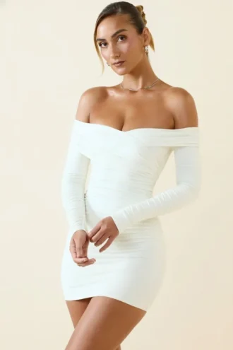 Rosanna Off-Shoulder Ruched Bodycon Miniklänning i Vanilla