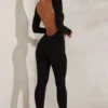 Rumer jumpsuit med hög hals och öppen rygg i svart