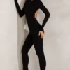 Rumer jumpsuit med hög hals och öppen rygg i svart