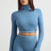Rygglös långärmad crop top med hög hals i stålblått