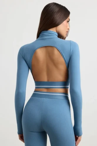 Rygglös långärmad crop top med hög hals i stålblått