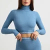 Rygglös långärmad crop top med hög hals i stålblått