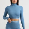 Rygglös långärmad crop top med hög hals i stålblått