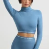 Rygglös långärmad crop top med hög hals i stålblått