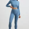 Rygglös långärmad crop top med hög hals i stålblått