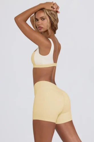 Rynkade minishorts i citrongul melerad