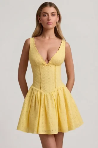 Sabina A-linjeformad miniklänning med broderie anglaise och rosettdetalj i pastellgult