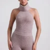 Sakari ribbstickad turtleneck-top med öppen rygg i taupe